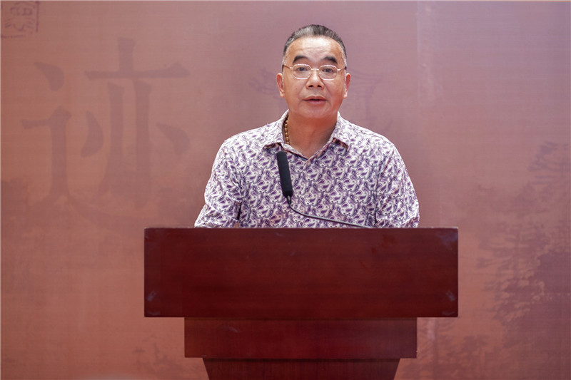 3廣西美術(shù)家協(xié)會副主席、桂林市美術(shù)家協(xié)會主席張賢宣讀賀信.jpg
