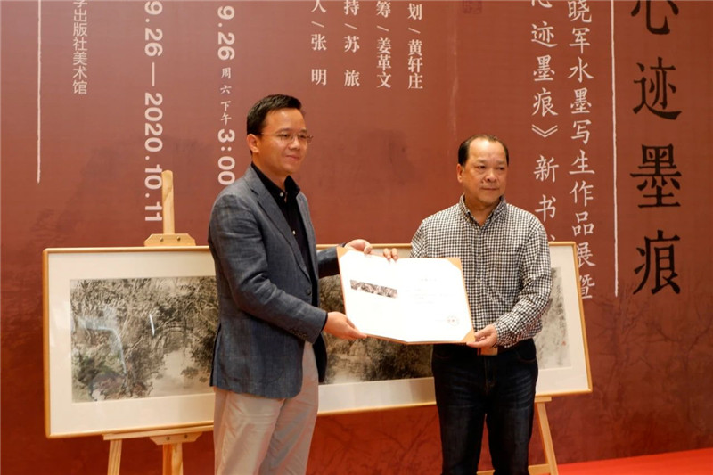 5集團(tuán)公司黨委副書記、總編輯湯文輝代表廣西師范大學(xué)出版社集團(tuán)接受白曉軍先生的藝術(shù)作品捐贈.jpg