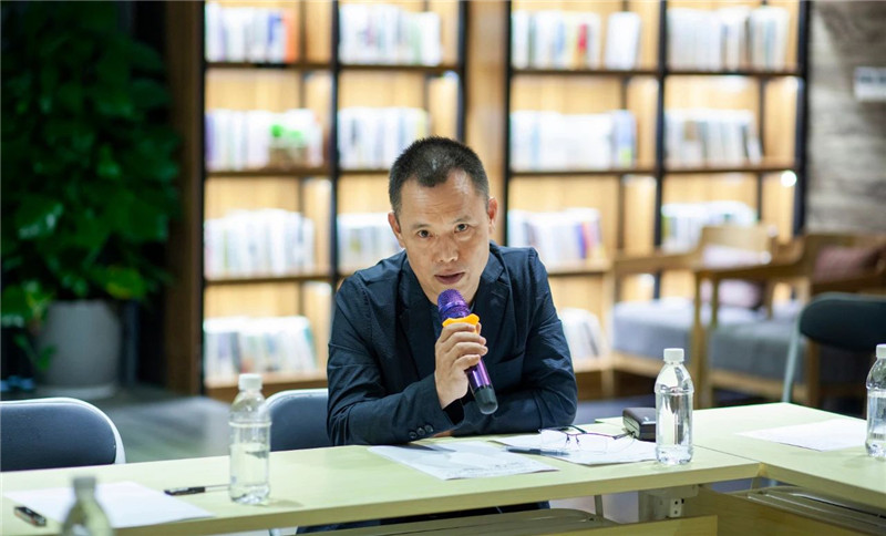 12廣西師范大學(xué)美術(shù)學(xué)院院長陳兵主持研討會.jpg