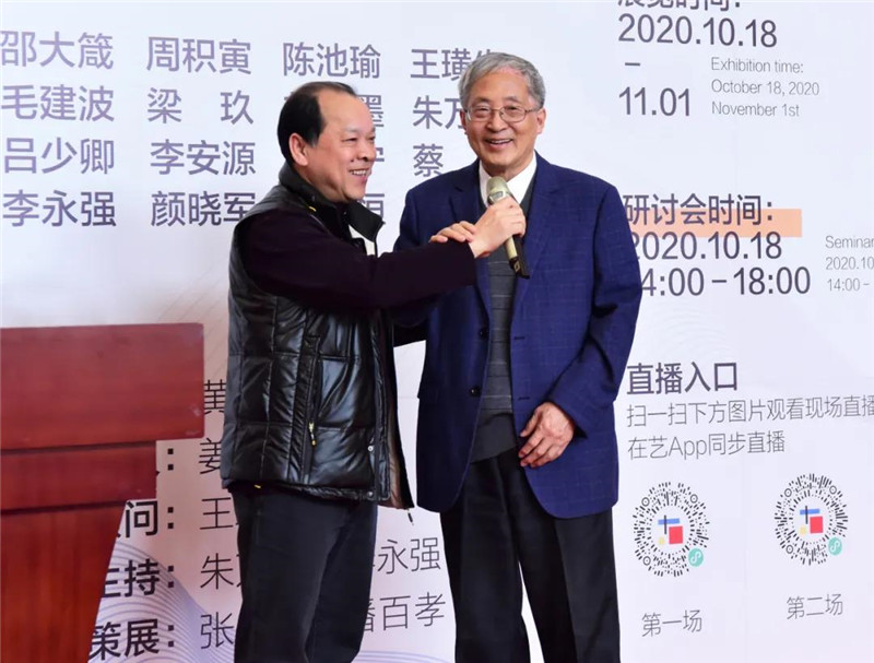 6桂林市美術(shù)家協(xié)會名譽主席、廣西師范大學(xué)原副校長白曉軍與南京藝術(shù)學(xué)院教授、博士生導(dǎo)師周積寅共同宣布畫展開幕（廖茹畫  攝）  .jpg