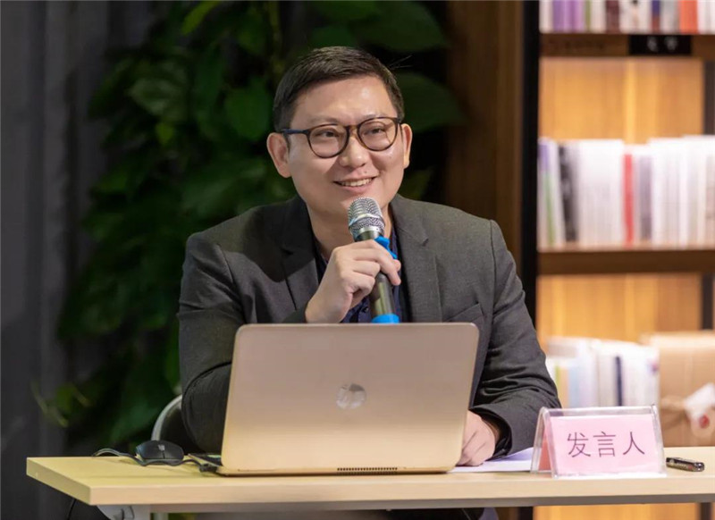21廣州美術(shù)學(xué)院中國畫學(xué)院嶺南畫派研究中心主任、助理研究員王艾作題為《鷺之意味：陳文希創(chuàng)作中的離散因素——兼談粵籍藝術(shù)家在東南亞地區(qū)的現(xiàn)代主義實踐》的發(fā)言（黃珊虎 攝）.jpg