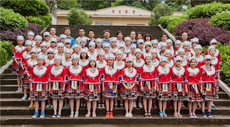 2015年6月1日，廣西師大出版社領導到資源二中看望女生班的同學們.jpg.jpg