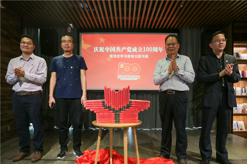 主題書展揭幕現(xiàn)場(chǎng) 廖雨欣 攝.jpg