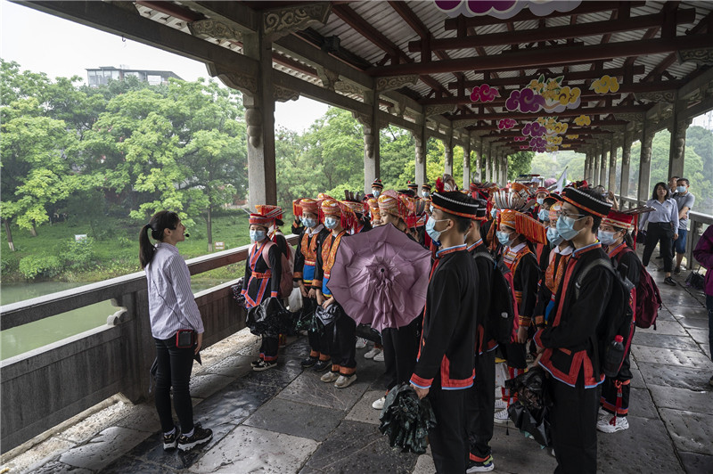 金秀“獨(dú)秀班”聽陳光烈士事跡介紹（李顯楊攝）.jpg