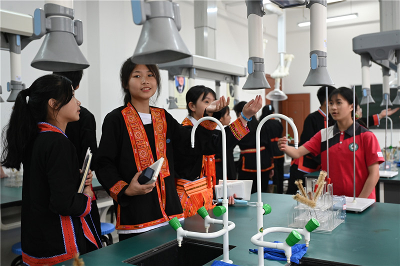 金秀“獨(dú)秀班”同學(xué)參觀桂電中學(xué)實(shí)驗(yàn)室（李顯楊攝）.jpg