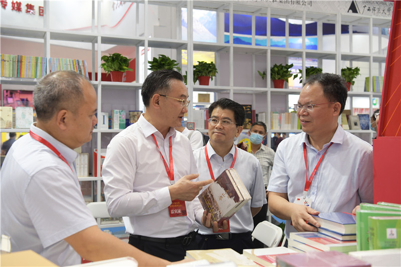 自治區(qū)黨委宣傳部常務(wù)副部長(zhǎng)、自治區(qū)新聞出版局（版權(quán)局）局長(zhǎng)王曉華到集團(tuán)公司展位視察.jpg