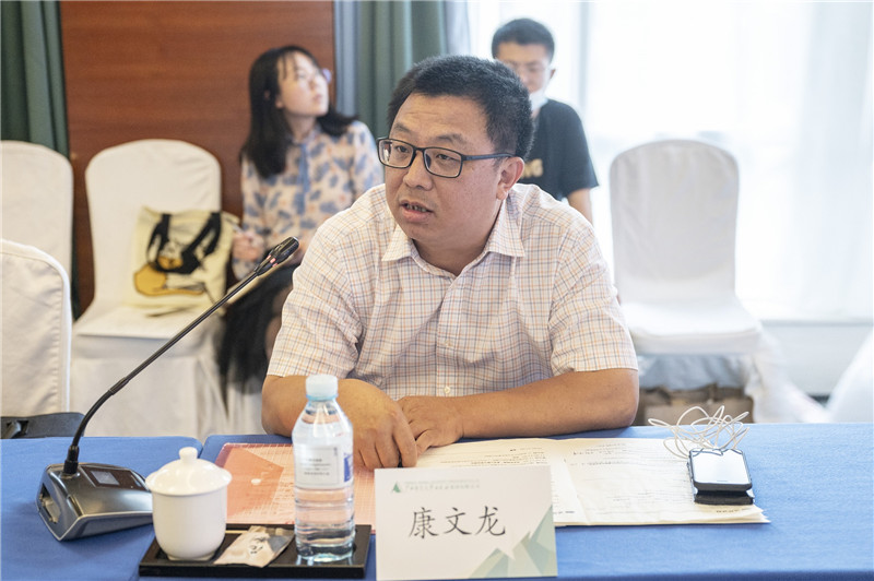 15嘉興學院浙江省中國共產(chǎn)黨創(chuàng)建史研究中心主任康文龍作專題發(fā)言（李顯楊 攝）.jpg