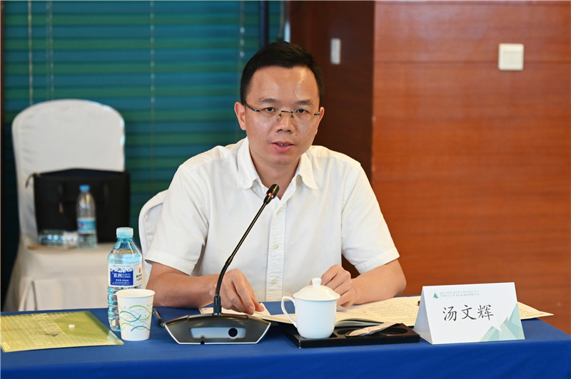 19 廣西師范大學出版社集團黨委副書記、總編輯湯文輝主持論壇（李顯楊 攝）.jpg