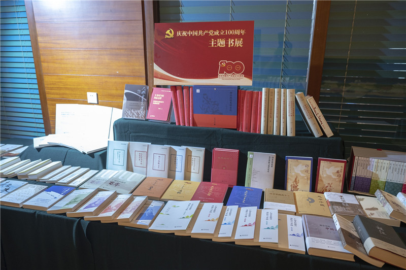20 廣西師范大學出版社慶祝中國共產(chǎn)黨成立100周年主題出版精品書展（李顯楊 攝）.jpg