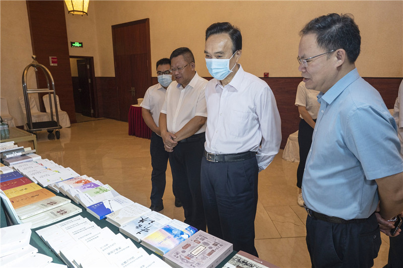 21 領導嘉賓參觀廣西師范大學出版社主題出版精品書展（李顯楊 攝）.jpg