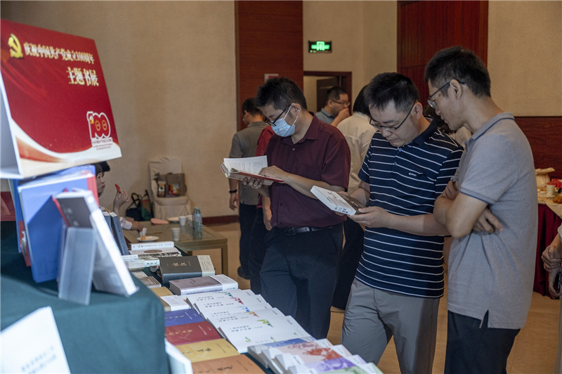 22 領導嘉賓參觀廣西師范大學出版社主題出版精品書展2（李顯楊 攝）.jpg