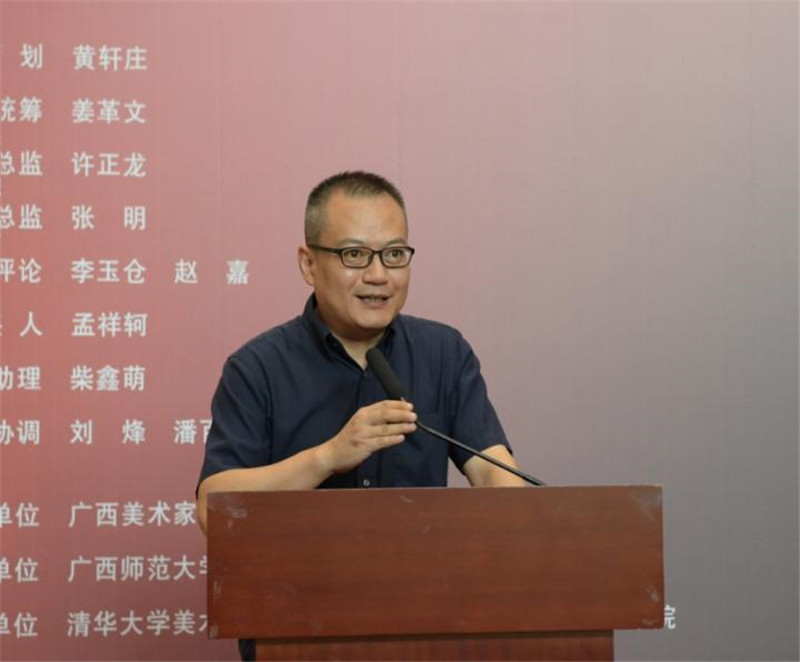 廣西師范大學(xué)出版社美術(shù)館館長、美術(shù)分社總編輯張明主持開幕式.jpg