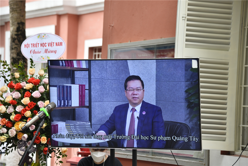 在越南會場，廣西師范大學(xué)校長賀祖斌視頻致辭.png