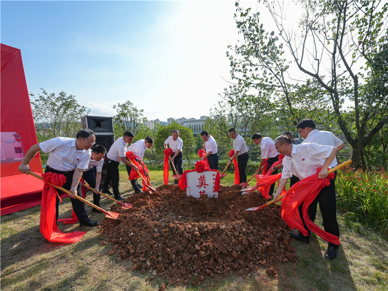 福泉市領(lǐng)導(dǎo)、廣西師大領(lǐng)導(dǎo)、廣西師大出版社領(lǐng)導(dǎo)等嘉賓為獨(dú)秀書(shū)房·福泉店培土奠基.jpg