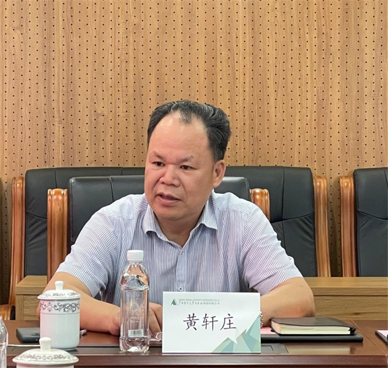集團(tuán)公司黨委書記、董事長黃軒莊介紹集團(tuán)公司情況 李天皓 攝.jpg
