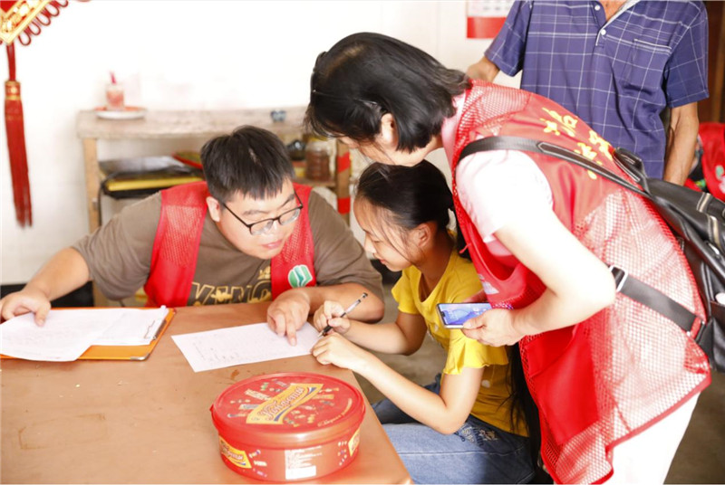 同學們在志愿者的指導下填寫《入戶調(diào)查表》.jpg