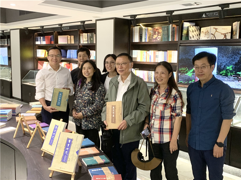 卜憲群一行同《簡帛研究》系列重點(diǎn)書目合影 熊文楷 攝.jpg