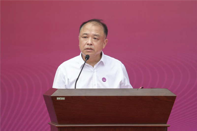 廣西師范大學黨委副書記趙鐵主持啟動儀式.jpg