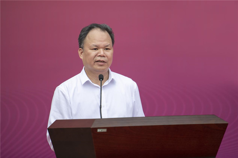 廣西師范大學出版社集團黨委書記、董事長黃軒莊作匯報發(fā)言.jpg