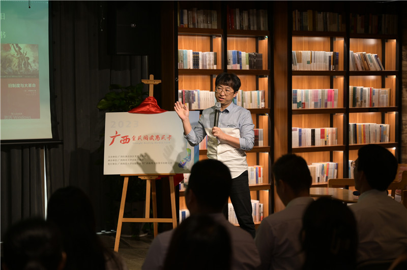 廣西師大出版社集團市場部主任陳子鋒介紹“閱讀一小時”活動（攝：李顯楊）.jpg