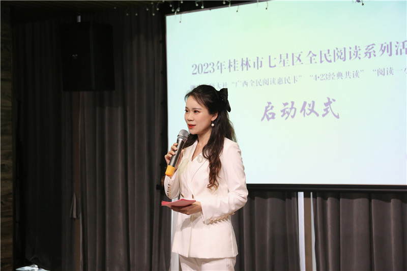 獨秀書房公司副總經(jīng)理陳詩藝主持本次啟動儀式（攝：廖雨欣）.jpg