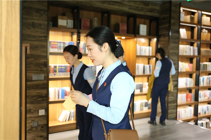 桂林銀行桂林分行疊彩支行黨（團）支部代表在書架前挑選好書（攝：廖雨欣）.jpg