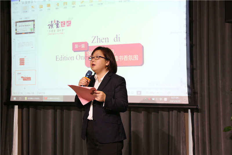 桂林市煙草專賣局營銷中心副主任董艷芳介紹煙草專賣局書香企業(yè)建設(shè)成果（攝：廖雨欣） (1).jpg