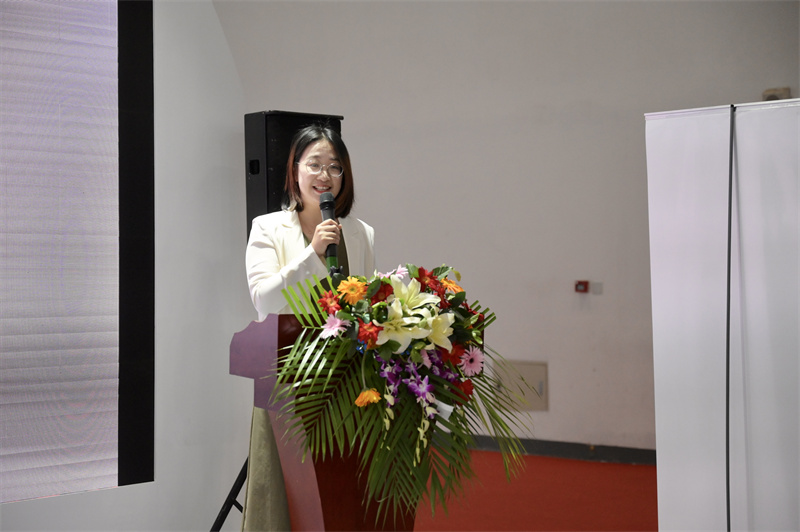 推薦會(huì)現(xiàn)場(chǎng)，張笑塵女士介紹藝術(shù)之橋空間情況.jpg