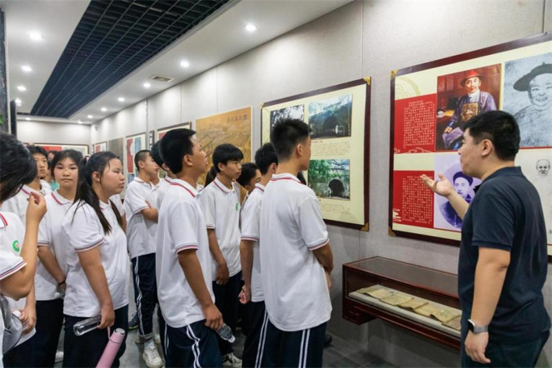 志愿者給同學們講解王城歷史.jpg