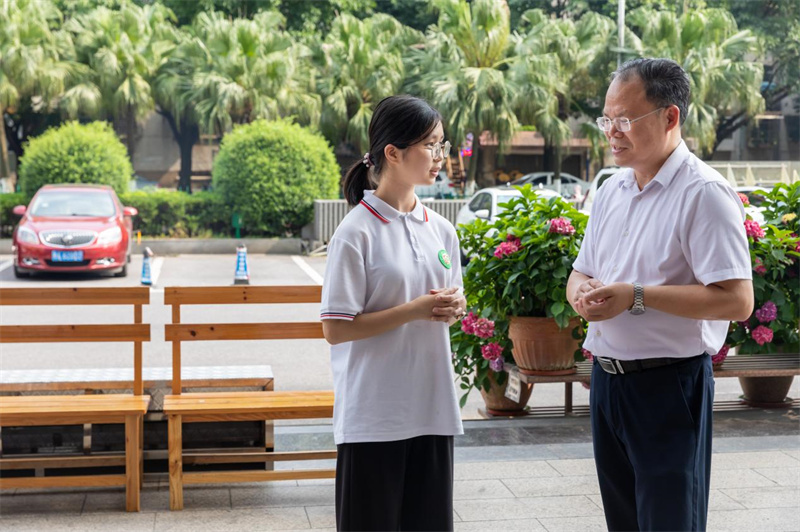 黃軒莊董事長與結(jié)對子同學親切交談.jpg