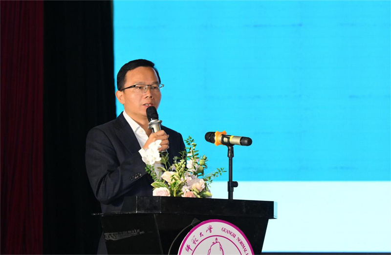 集團(tuán)公司總編輯湯文輝主持論壇開幕儀式暨“大學(xué)問”品牌發(fā)布會(huì).jpg
