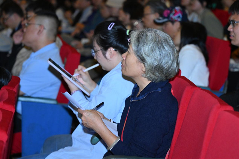 論壇現(xiàn)場(chǎng)，認(rèn)真做筆記的讀者.jpg