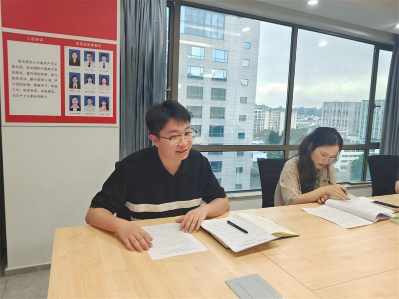 團(tuán)委副書記熊文楷領(lǐng)學(xué)《中國(guó)共產(chǎn)黨第二十屆中央委員會(huì)第三次全體會(huì)議公報(bào)》.jpg