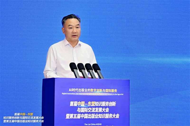 廣西壯族自治區(qū)黨委宣傳部副部長(zhǎng)、新聞出版局和版權(quán)局局長(zhǎng)王曉華致辭.jpg