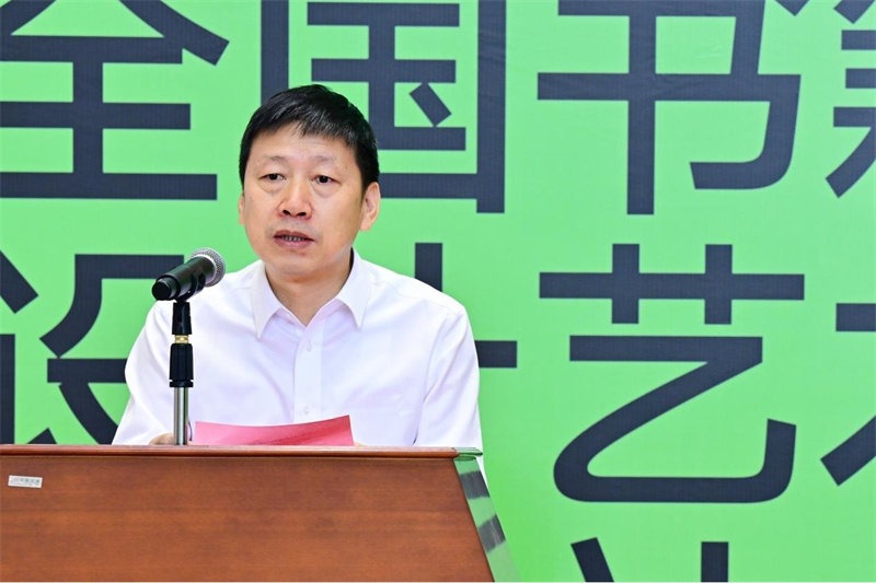 廣西出版?zhèn)髅郊瘓F(tuán)董事長、廣西出版協(xié)會會長利來友致辭.jpg