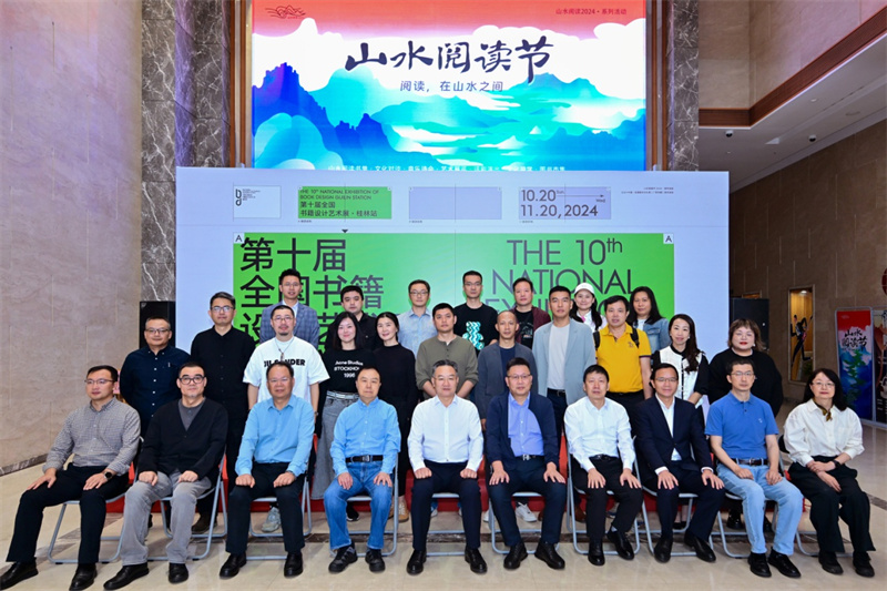 出席展覽開幕式的領(lǐng)導(dǎo)、嘉賓合影.jpg