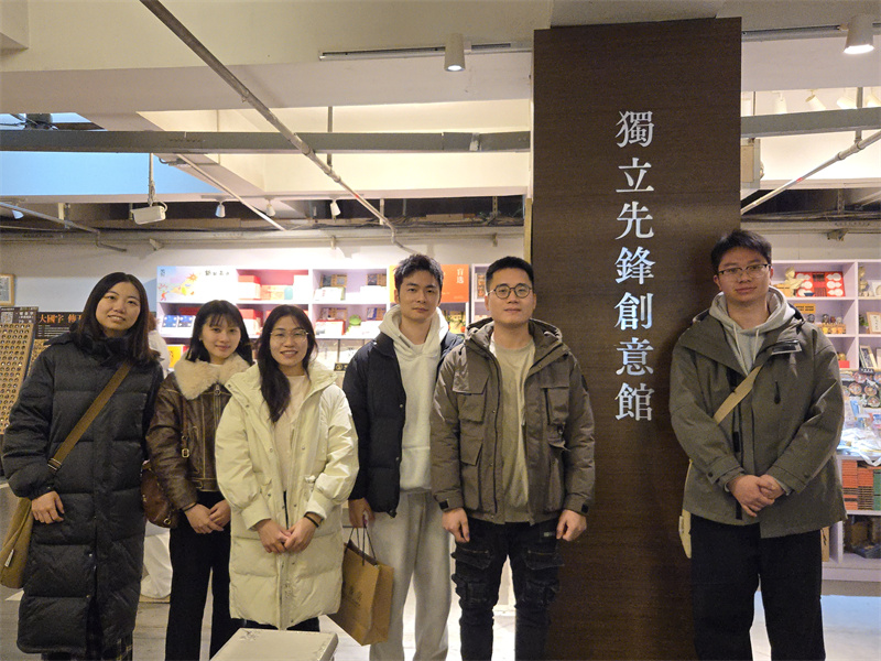 3.團(tuán)委干部在先鋒書店“獨(dú)立先鋒創(chuàng)意館”區(qū)域調(diào)研合影.jpg