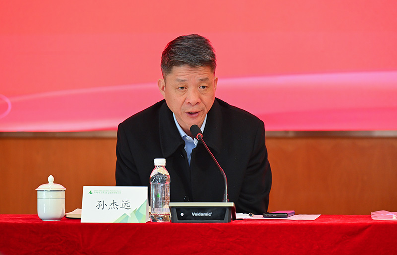 4.校黨委副書記、校長，校出版編審委員會主任委員孫杰遠主持會議.jpg
