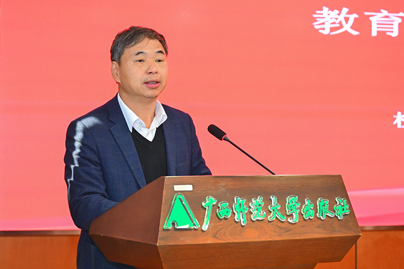 5.校黨委常委、副校長黃文韜代表教育組作總結(jié)發(fā)言.jpg