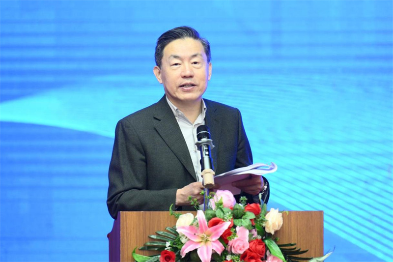 中國(guó)新聞出版研究院原副院長(zhǎng)、第六屆中國(guó)書(shū)刊發(fā)行業(yè)協(xié)會(huì)副理事長(zhǎng)、中華出版促進(jìn)會(huì)國(guó)際工委學(xué)術(shù)委員會(huì)主任委員范軍主持開(kāi)幕式.jpg