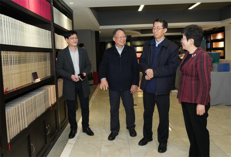 季正聚一行聽(tīng)取集團(tuán)公司發(fā)展情況匯報(bào) 何平江 攝.jpg
