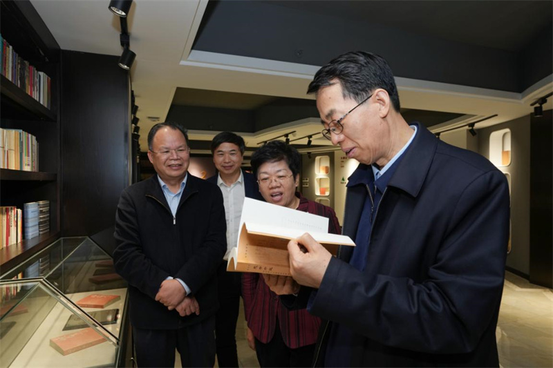 季正聚翻閱集團(tuán)公司出版的代表性圖書(shū) 何平江 攝.jpg