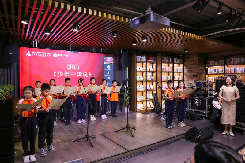 桂林市樂群小學(xué)的同學(xué)們朗誦《少年中國說》.jpg