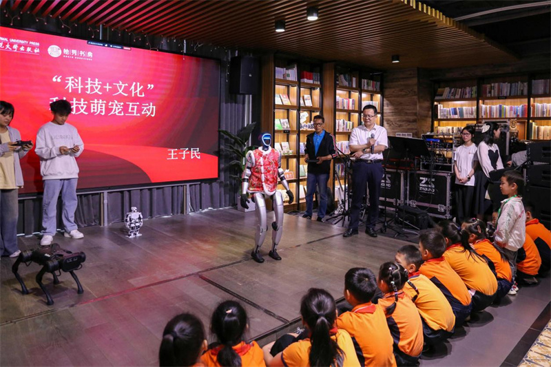 獨(dú)秀書房第三批閱讀導(dǎo)師王子民及團(tuán)隊(duì)帶來智能機(jī)器人、機(jī)器狗與觀眾趣味互動(dòng).jpg