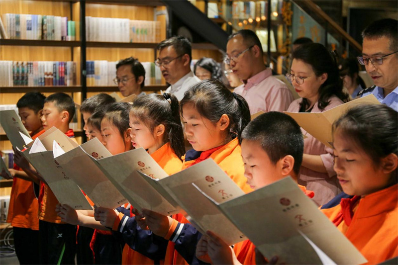 嘉賓代表、閱讀導(dǎo)師與現(xiàn)場(chǎng)觀眾共同參與經(jīng)典共讀.jpg