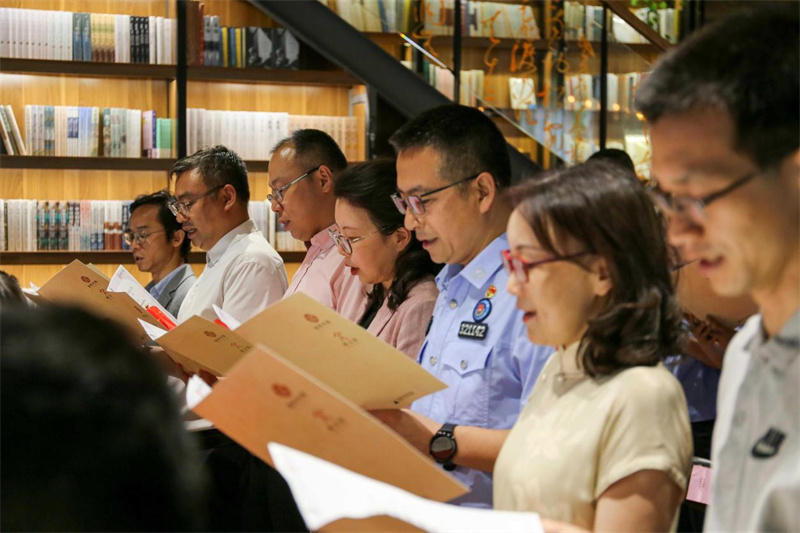 嘉賓代表、閱讀導(dǎo)師與現(xiàn)場(chǎng)觀眾共同參與經(jīng)典共讀(1).jpg