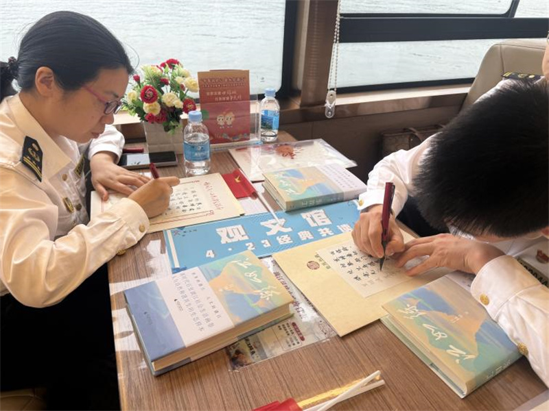 參與者揮毫潑墨，書寫對漓江的熱愛.jpg