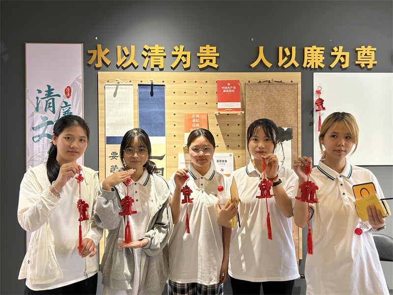 5.同學(xué)們?cè)凇蔼?dú)秀清廉活動(dòng)室”完成“黨”字非遺剪紙.jpg