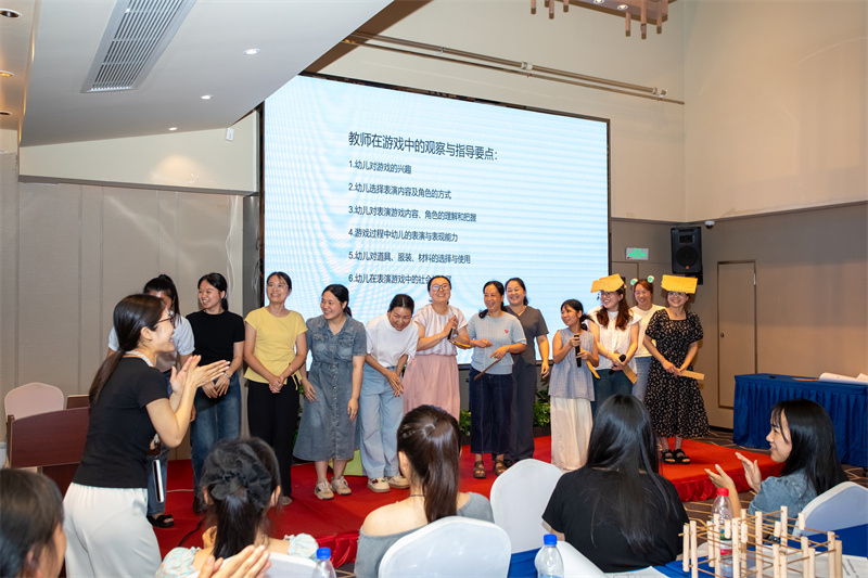 6老師們在“表演游戲”現(xiàn)場2.jpg