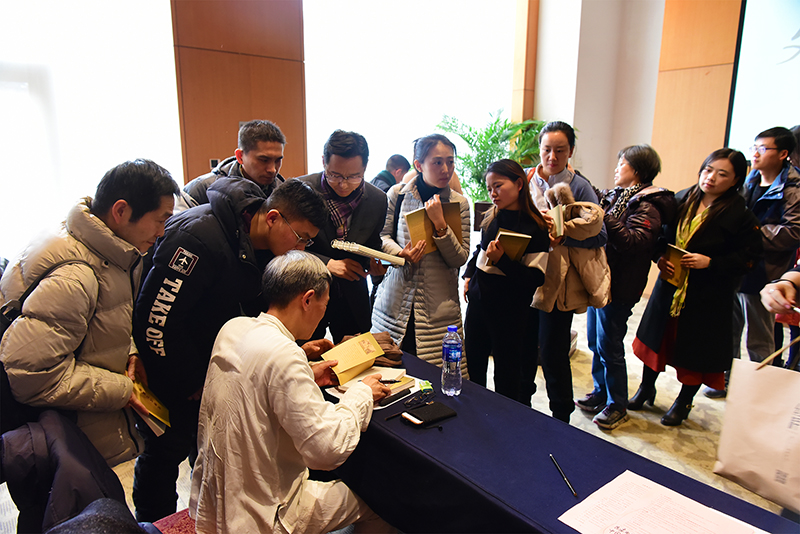 現(xiàn)場觀眾紛紛排起長隊請駱降喜老師簽名留念（李顯楊攝）.JPG